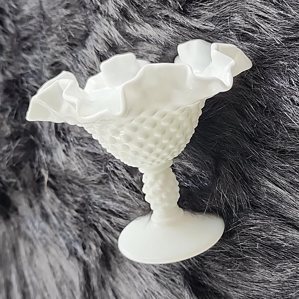 FENTON LARGE WHITE MILK GLASS HOBNAIL COMPOTE PEDESTAL DISH . - Picture 4 of 7